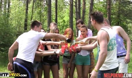 Русские девушки на природе решили подарить парням реальную оргию в разных позах