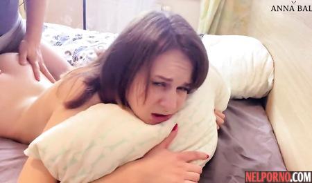 Молодая русская красотка подмахивает задницей во время домашнего секса