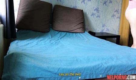 Русская брюнетка и ее сосед снимают домашнее порно на кровати