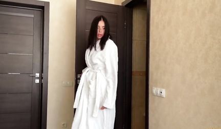 Русская парочка у себя в спальне снимает домашнее порно с финалом
