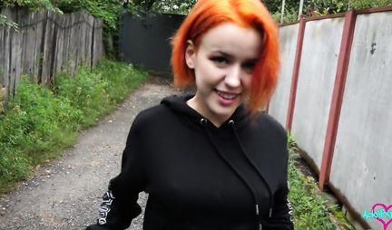 Рыжая русская девушка повелась на пикап и порнушку на природе