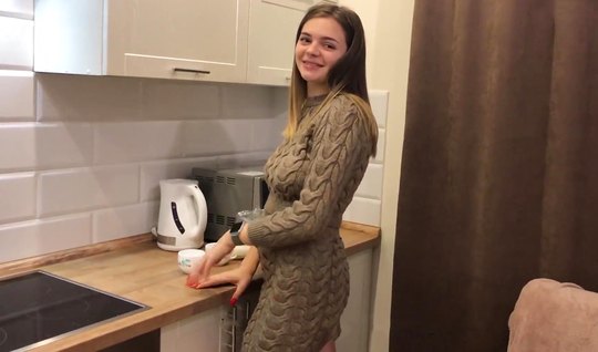 Русская девушка на кухне подставляет попку и киску для домашнего порно