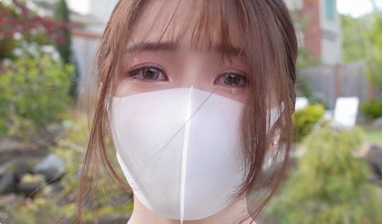 Японская красотка в маске раздвигает ноги для домашнего порно на видео...