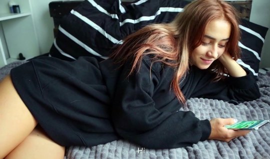 Русская девушка в постели кончает от съемки домашнего траха