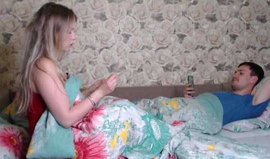 Русская девушка во время домашнего порно подставила киску и кончила...