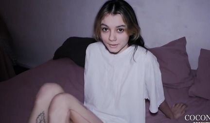 Молодая русская красотка дома раздвинула худые ноги для секса