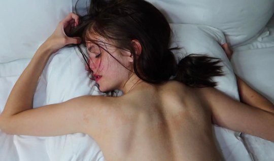 Молодая девушка во время домашнего порно подставляет щель для секса крупным планом