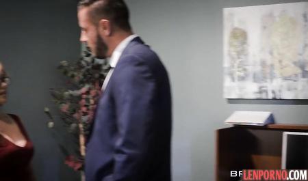 Две рыжие в офисе стоят раком у стола и мутят групповушку с сильным мужиком