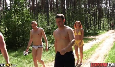 Жаркое пати с русскими студентками на природе
