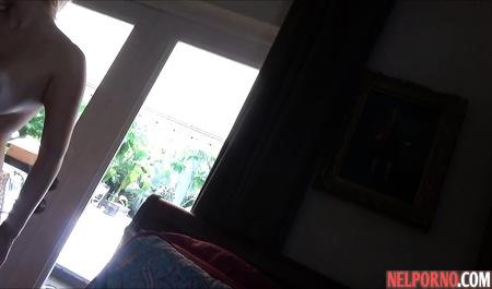 Мамочка на видео камеру позволяет мужчине снимать домашнее видео траха