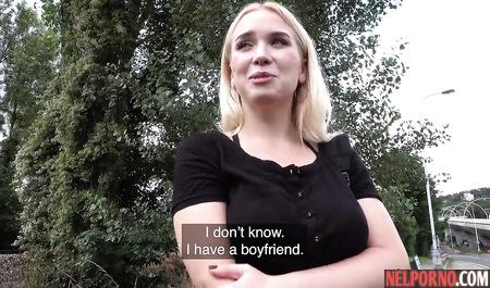 Русская блондинка во время пикапа занялась сексом с незнакомцем