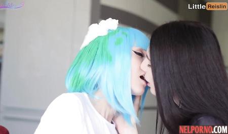 Лесбиянки во время порки шлепают друг друга и запихивают в киски секс игрушки