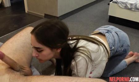 Русская девушка стоя на коленях делает парню минет и принимает его сперму