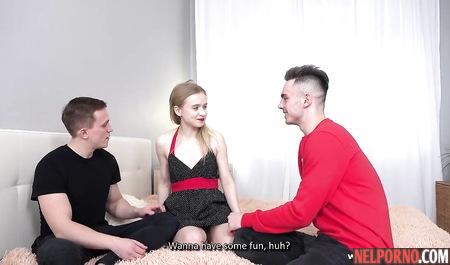 Русская блондинка изменяет своему другу с его товарищем прямо в спальне