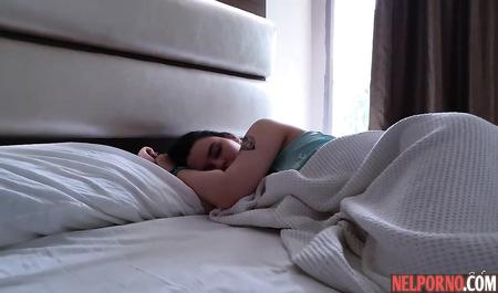 Домашняя спящая девушка проснулась от грубого проеба писечки в постели