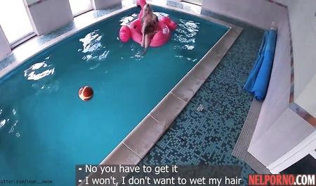 Татуированный пловец в бассейне натирает русской подруге пилотку длинной палкой