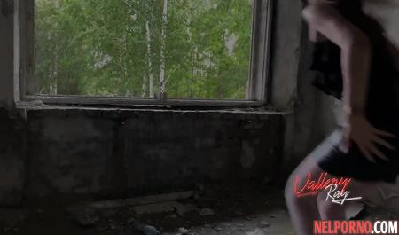 Русская пара снимает секс-домашку в заброшенном здании раком и кончает